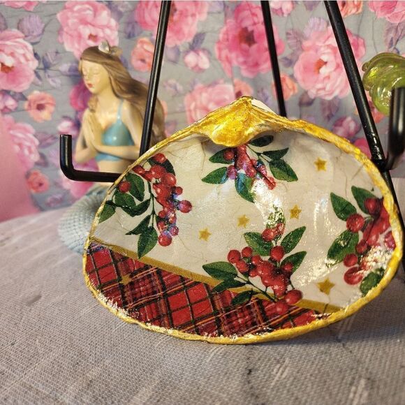 DECOUPAGE CLAM SHELL DECOUPAGE CHRISTMAS HOLLY ON A CLAM SHELL TRINKET DISH - Picture 3 of 10